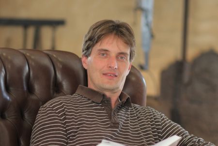 Museumspädagoge Reinhard Fromme  liest in der Wewelsburg (Foto: © Oliver Krato)